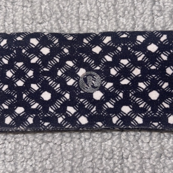 Lululemon Black & White Headband - Picture 4 of 4